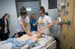 女孩们在护理营做人体模型