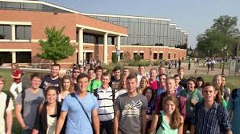 一大群大学生在外面摆姿势拍照