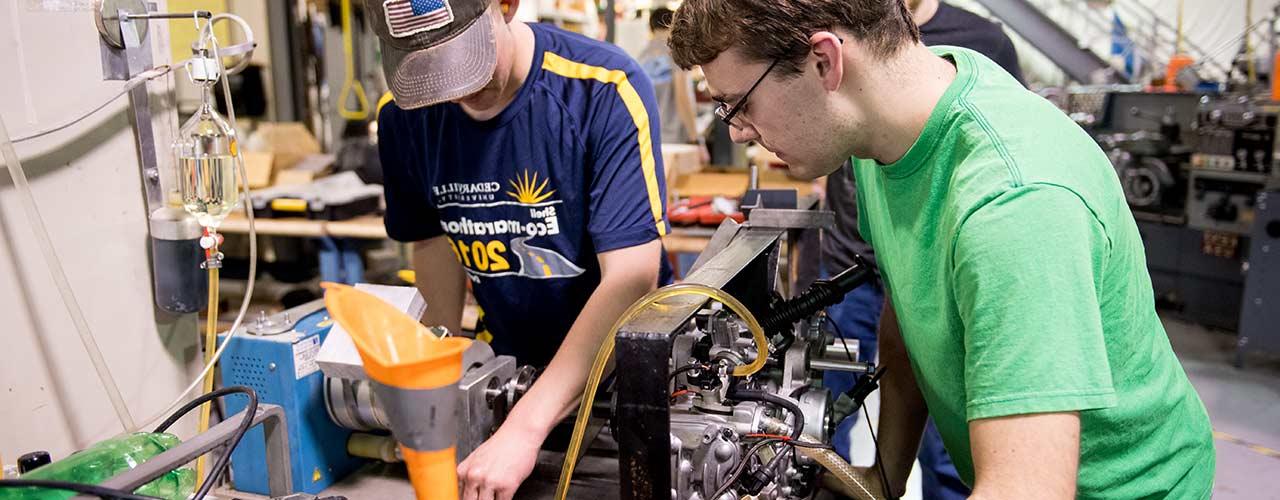 机械工程专业的男学生在Cedarville的工程项目实验室做一个项目